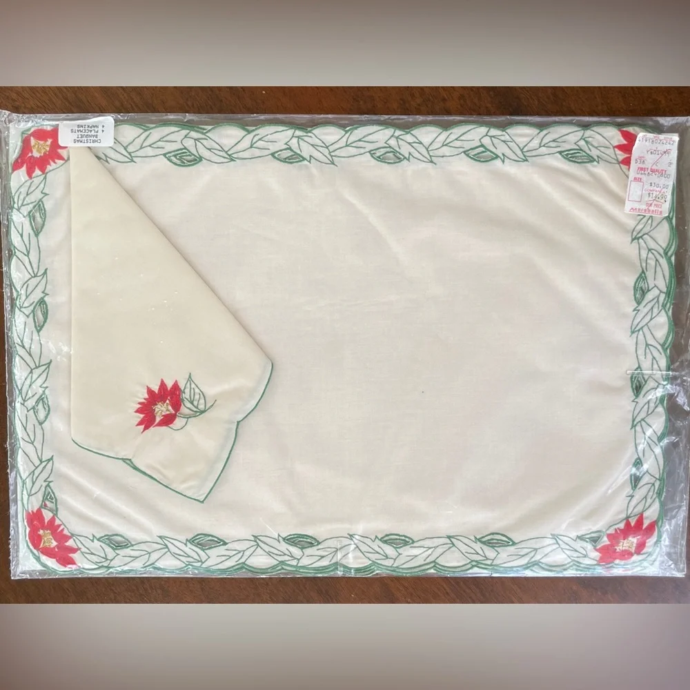 Christmas Placemat & Napkin 8pc Set NOS Vintage Poinsettia Cut‎ Work Embroidery
